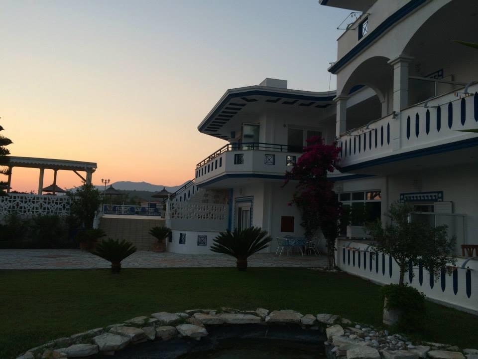 Gogas Palace Aparthotel อัมมูเดีย ภายนอก รูปภาพ